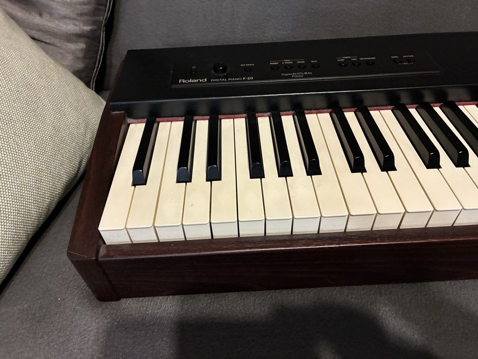 Roland f-20 pianino