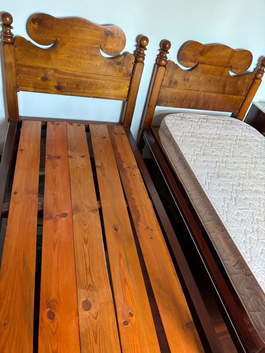 Duas camilas madeirenses em vinhatico + mesa de cabeceira