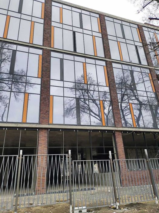 Дерби ТЦ фасад здание 7700 м +терраса, паркинг, рампа