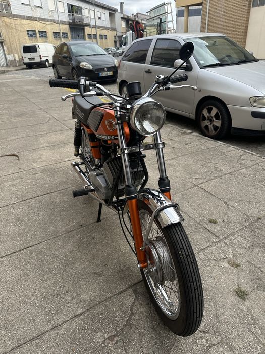 Motorizada XF17 restaurada ao pormenor