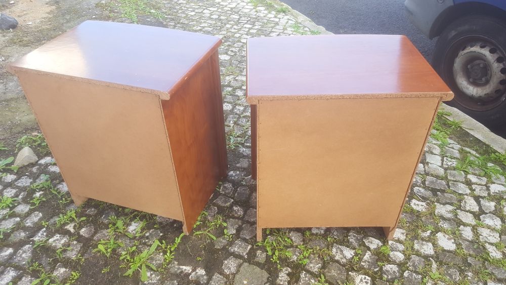 2 Bancas de cabeceira  como  novas