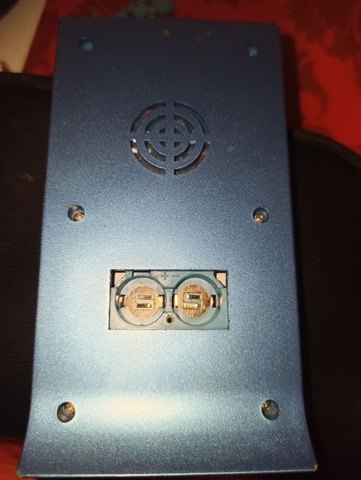 Годинник на батарейках, температура повітря.