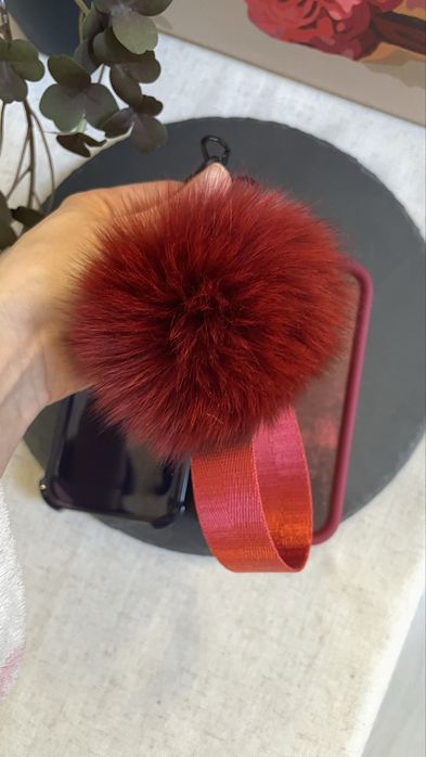 За все 150грн. Чохли на айфон 15pro та ремінець з помпоном натуральним