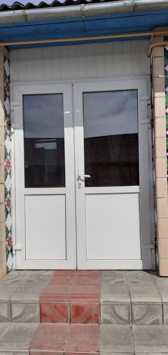 Продам пластмкові бу двері.