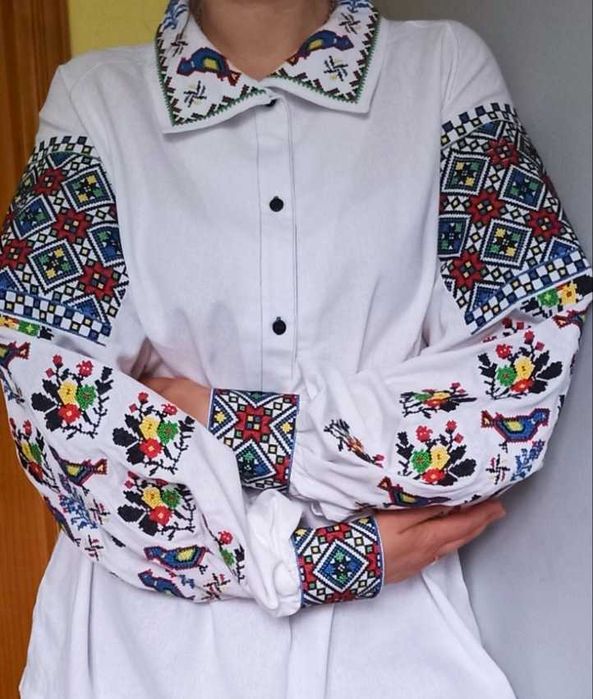 Модна жіноча вишиванка з льону з квітковим та геометричним орнаментом