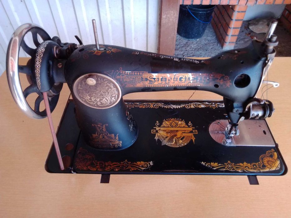 Maquina de costura Singer a funcionar.