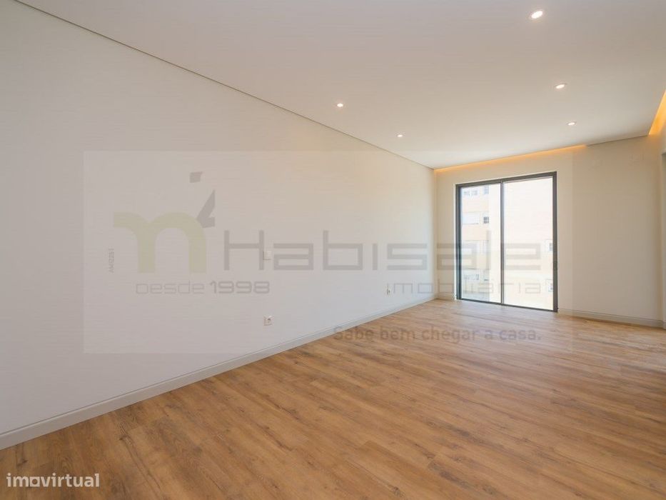 T2 com Terraço e Box em Condomínio de Luxo com Piscina, Ginásio e S...