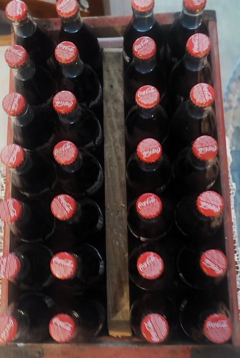 28 butelek coca cola dla kolekcjonera ze skrzynka