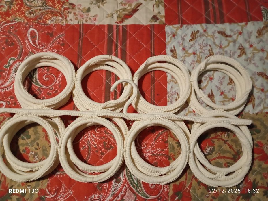 Acessório para pendurar lenços/cintos