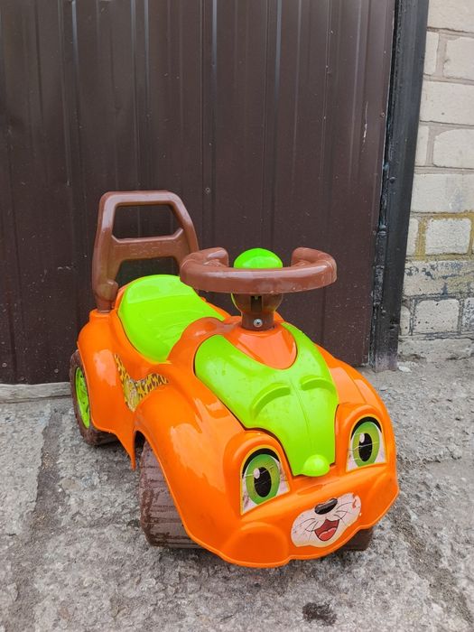Машинка толокар дитяча.