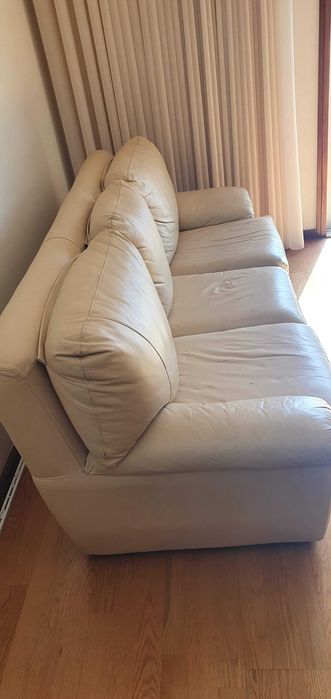 Sofá bege em pele