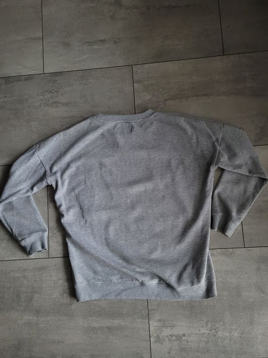 Szara bluza z naszywkami