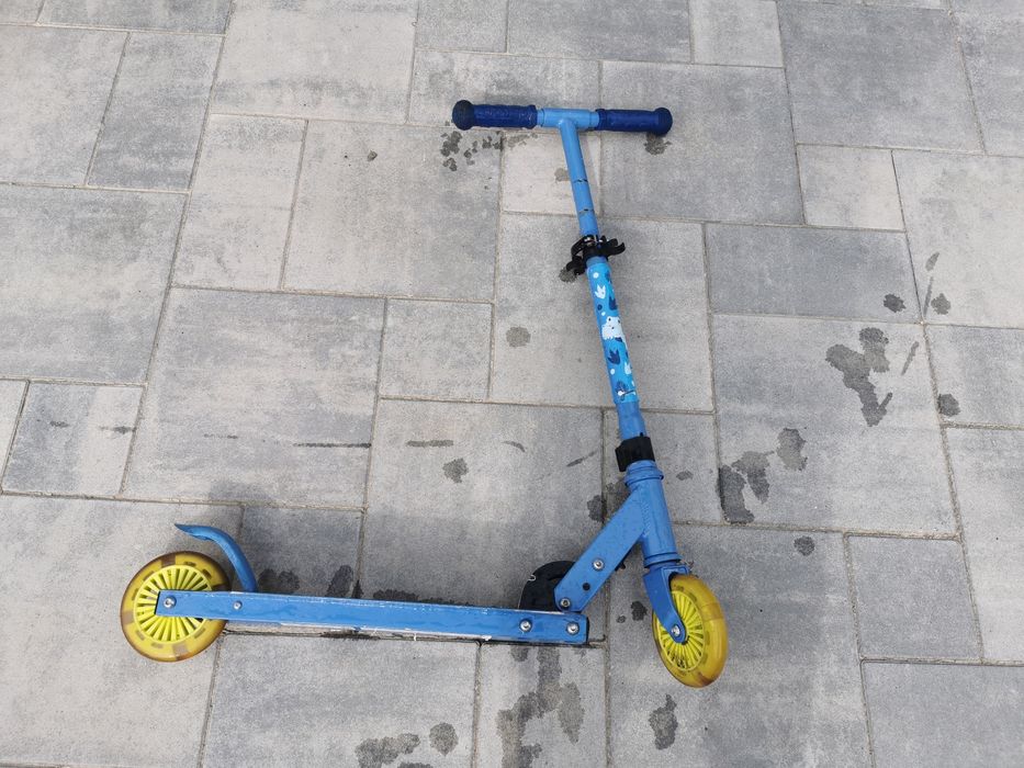 Składana świecąca niebieska hulajnoga dla dziecka z kółkami LED