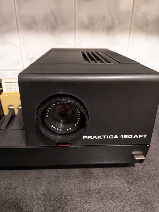 Sprzedam projektor Pentacon slajdy walizka komplet