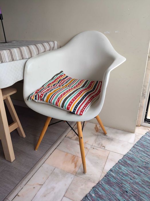 Cadeira de Design Nórdico (Estilo Eames) com Braços