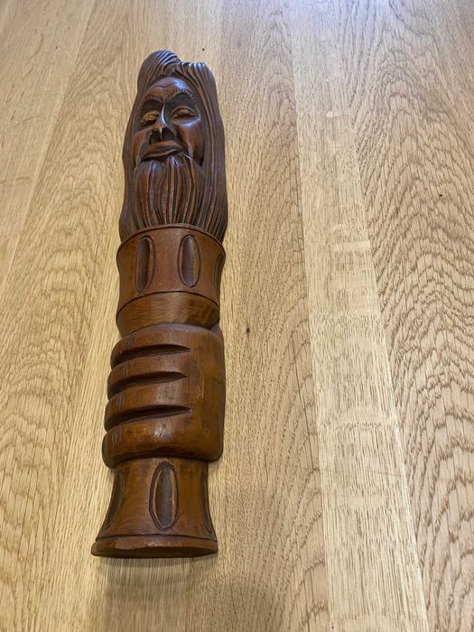 Płaskorzeźba drewniana – twarz pochodnia