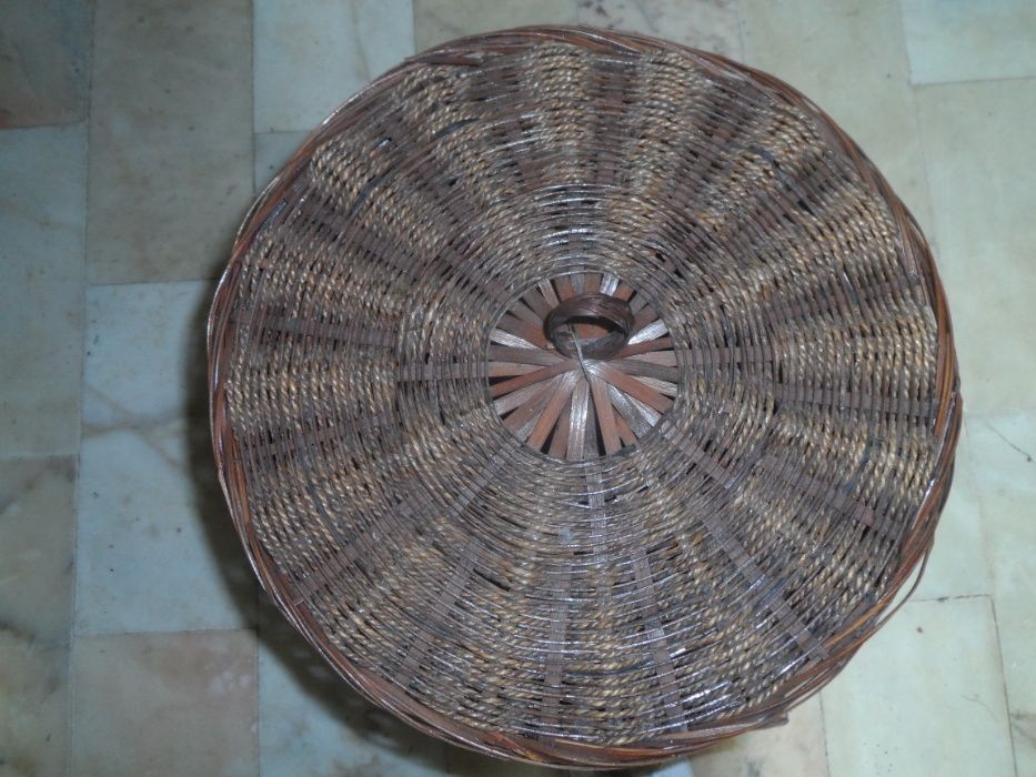 Conjunto de tres cestos, vasos em palhinha , vime