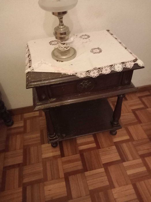 Mesa de cabeceira de castanho