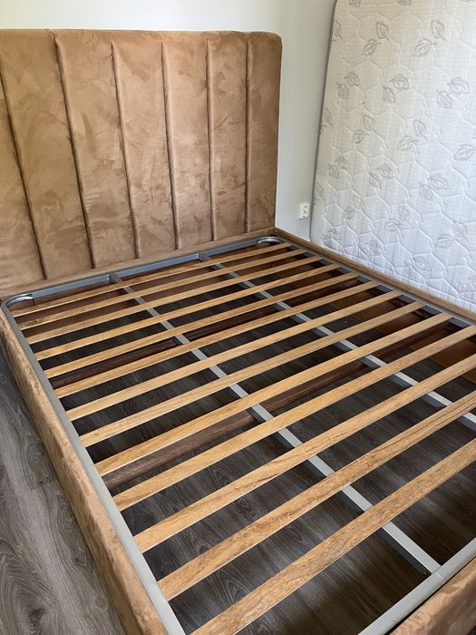 Cama casal veludo camel