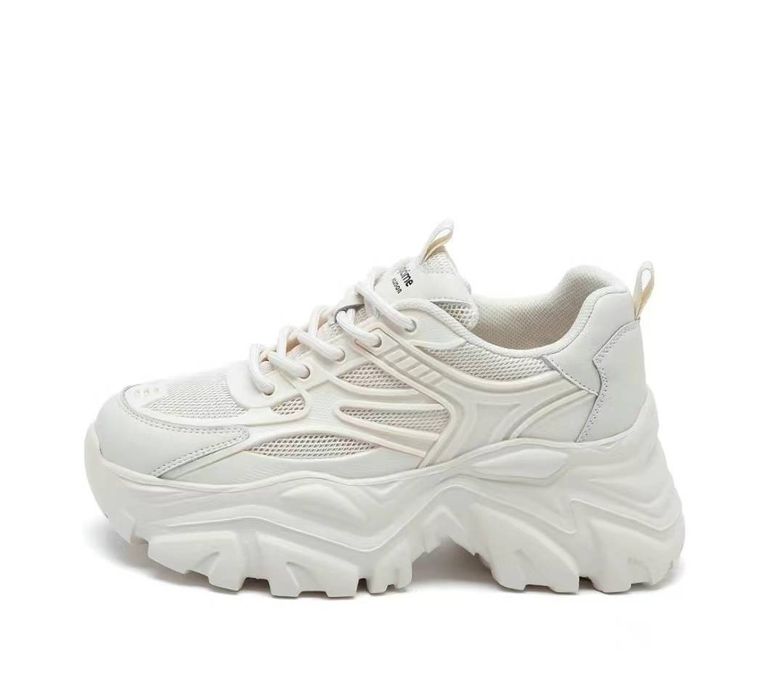 AGSDON
Tênis esportivo de sola grossa com cadarço em tom de begeTênis