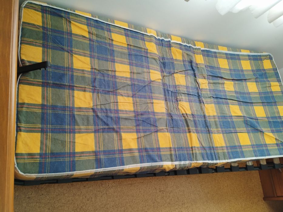 Cama dobrável tipo divã