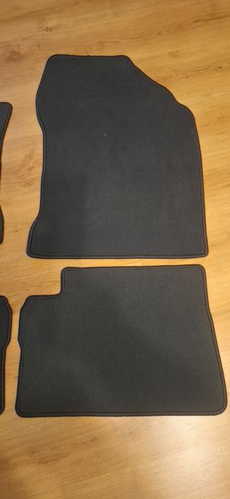 Orginalne dywaniki Toyota Auris