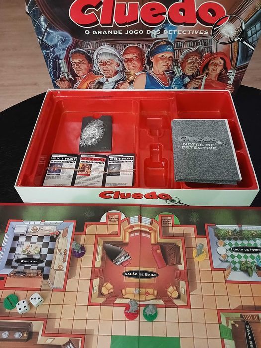 Jogo de tabuleiro Vintage clássico detetive completo versão de 1996. Usado mas está em bom estado e completo com todas as cartas e peças.