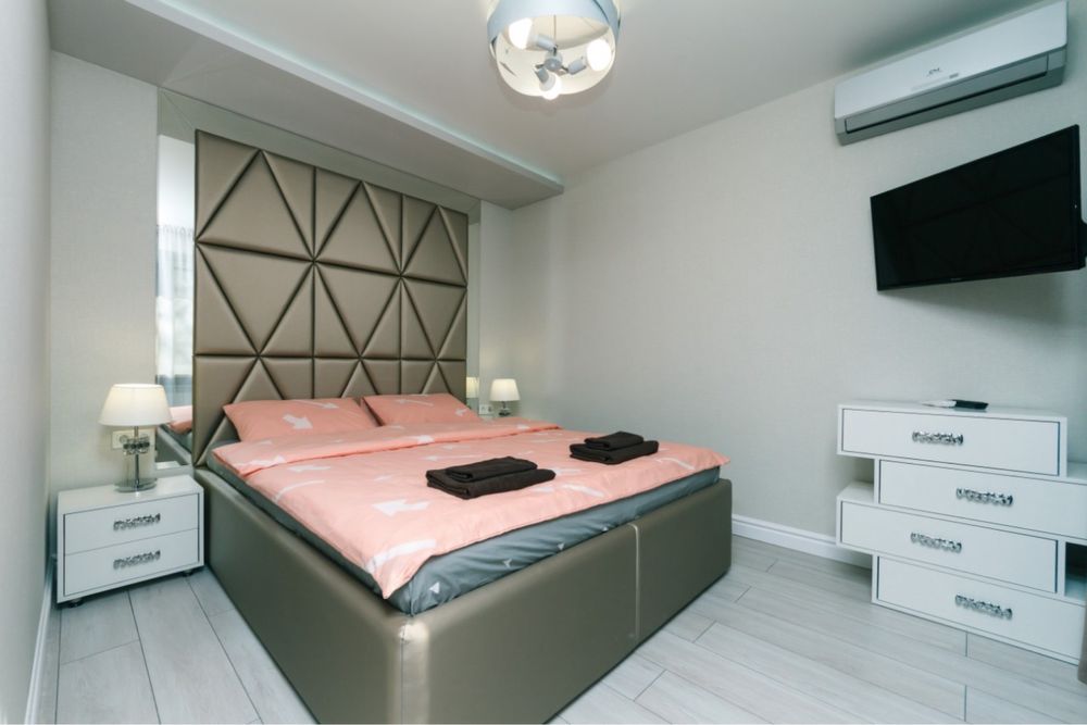 Посуточно, двухкомнатная  , центр , Гуливер , бульвар Леси Украинки 10