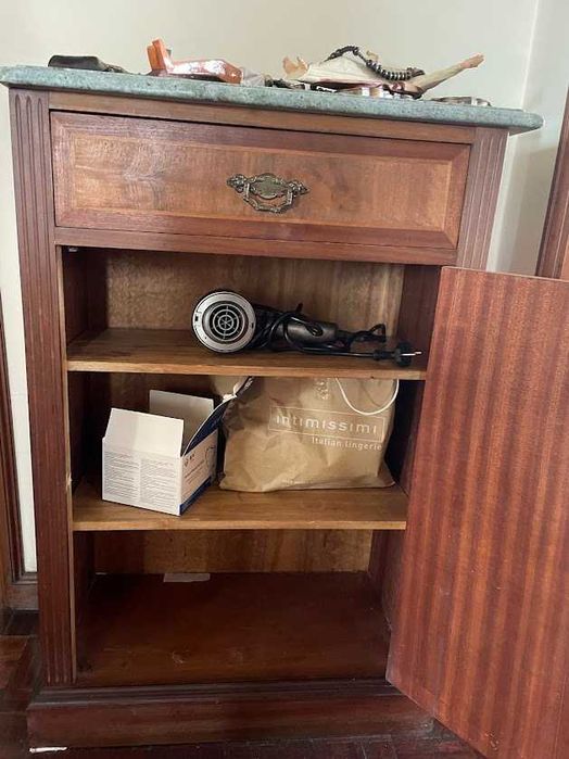 Móvel com tampo em mármore.