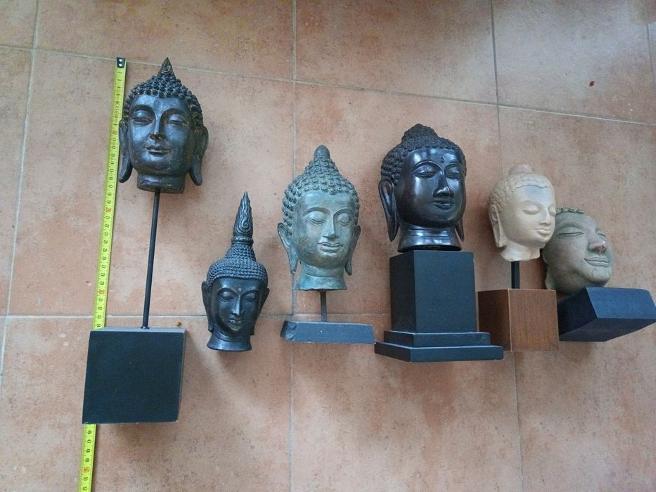 Cabeças de buda em bronze, terracota e uma do museu do Louvre
