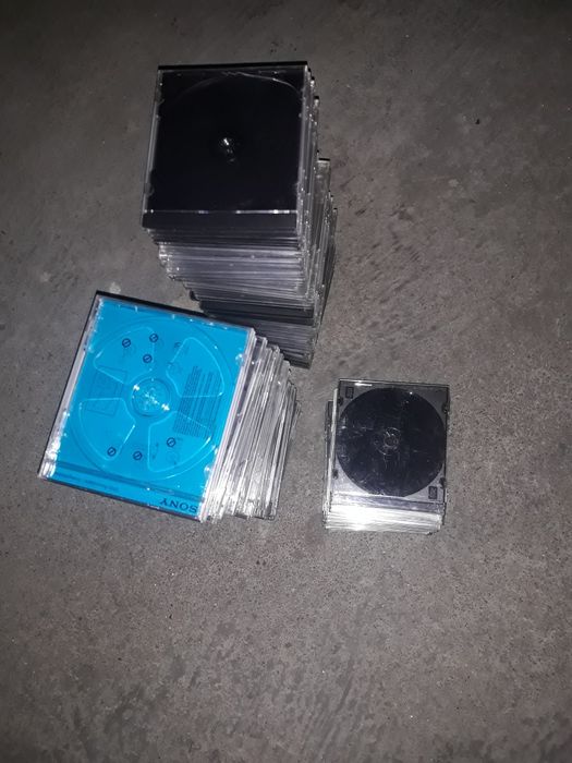 87 caixas de cds/dvds vazias