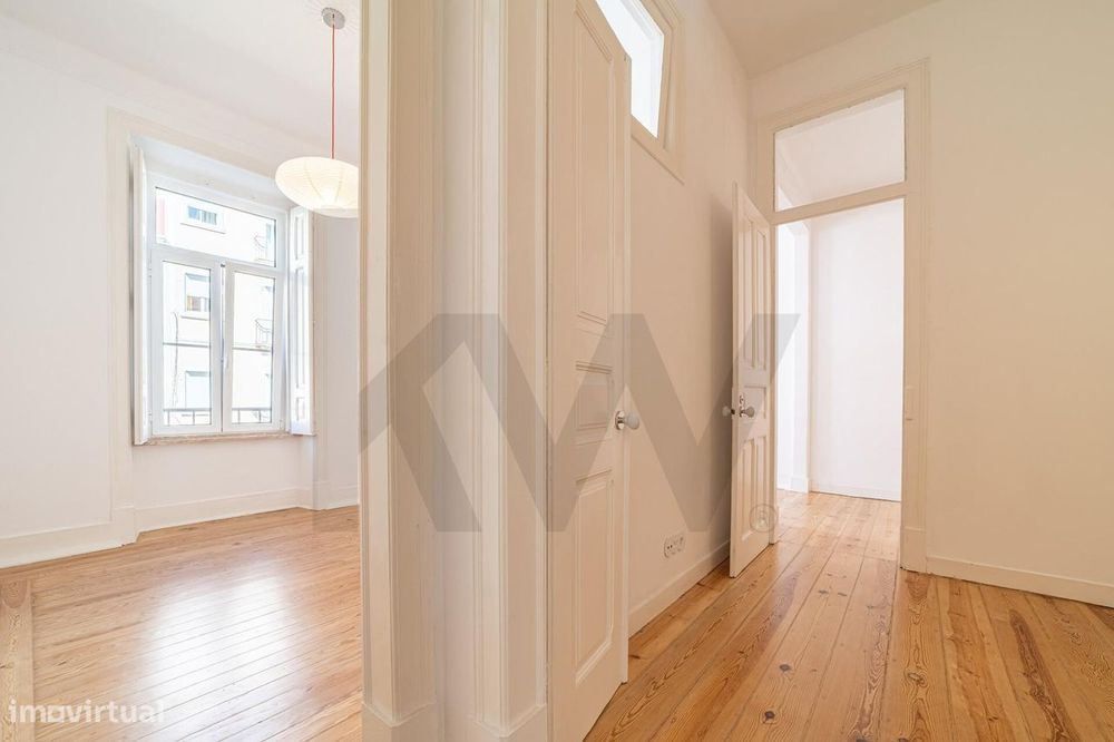 Um apartamento luminoso e elegante, no coração de Campo de Ourique.