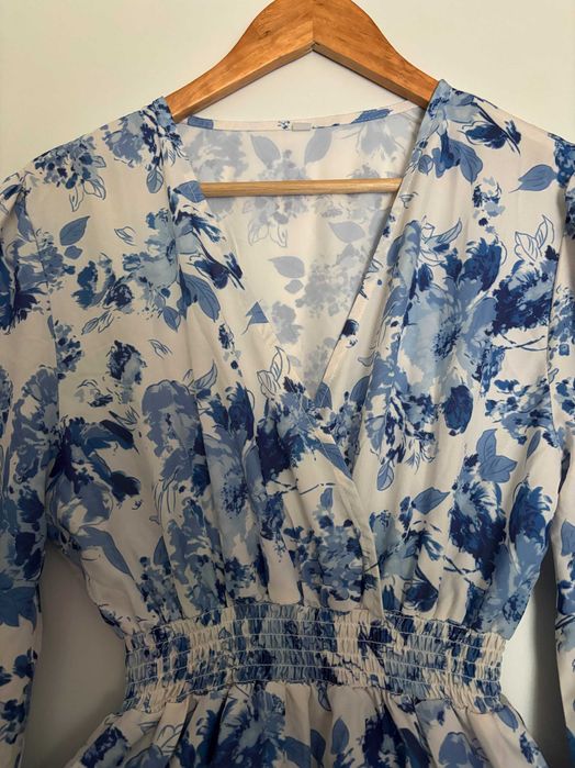 Przepieka sukienka mini w kwiaty niebieskie z dekoltem