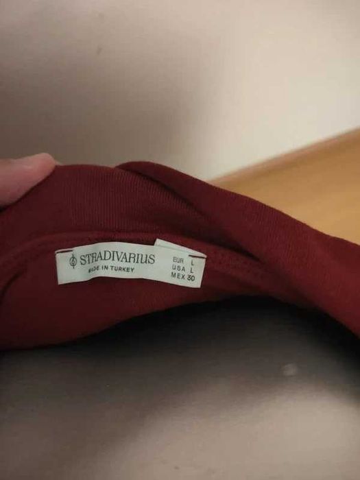 Camisola de malha fina Stradivarius com gola aberta