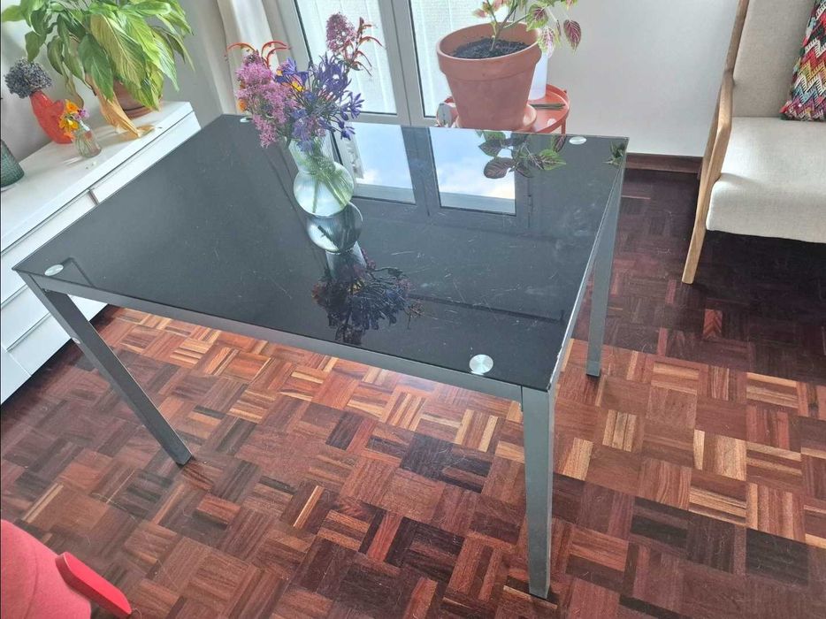Mesa em Vidro Temperado Preto com Estrutura em Metal