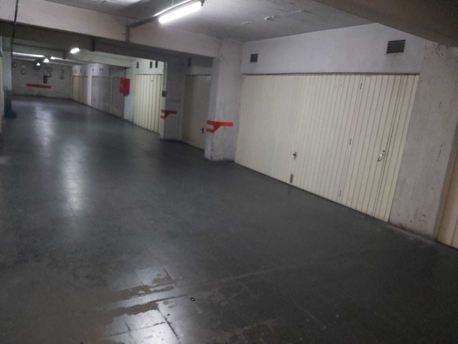 Garagem dois carros, mota, arrumos