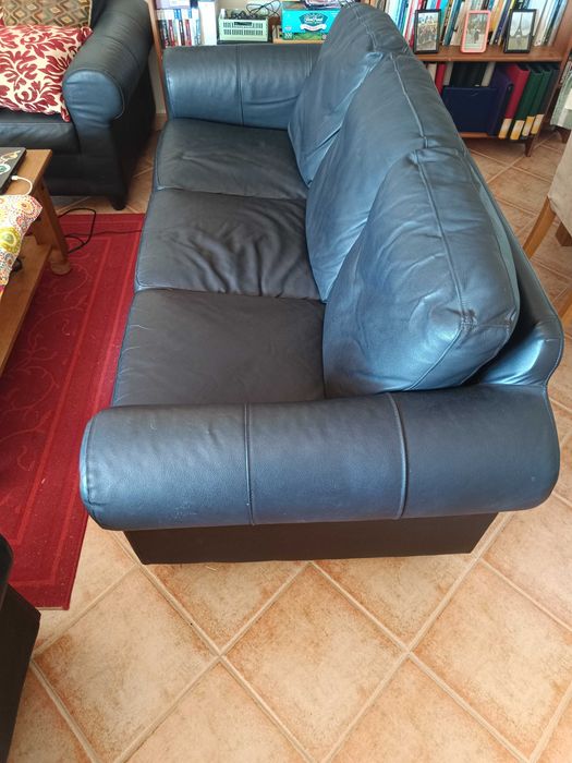 3 sofás em pele.