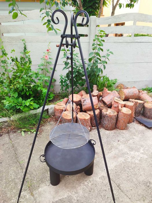 Grill ogrodowy ogniskowy trójnóg. Grill