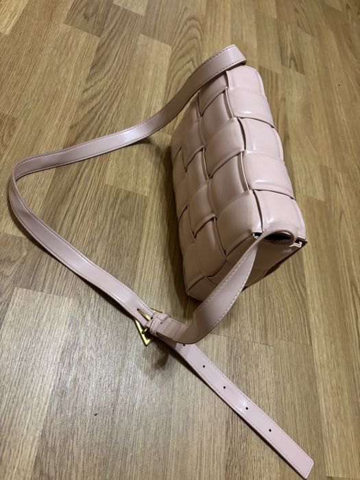 Продам красивую нежно-розовую сумку в отличном состоянии 25х16х6 см