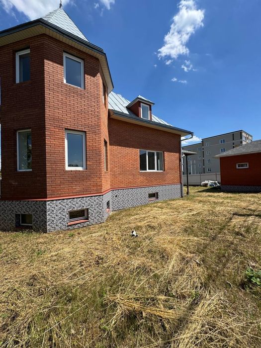 Продаж будинку з ділянкою 15сотих в престижному передмісті Чернівців  с.Годилів