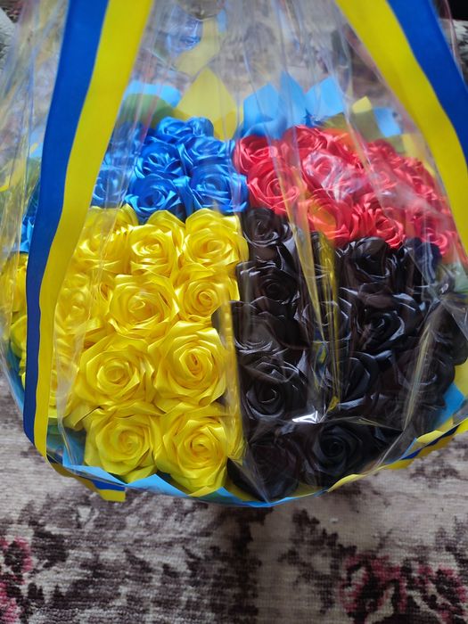 Розы из атласной ленты