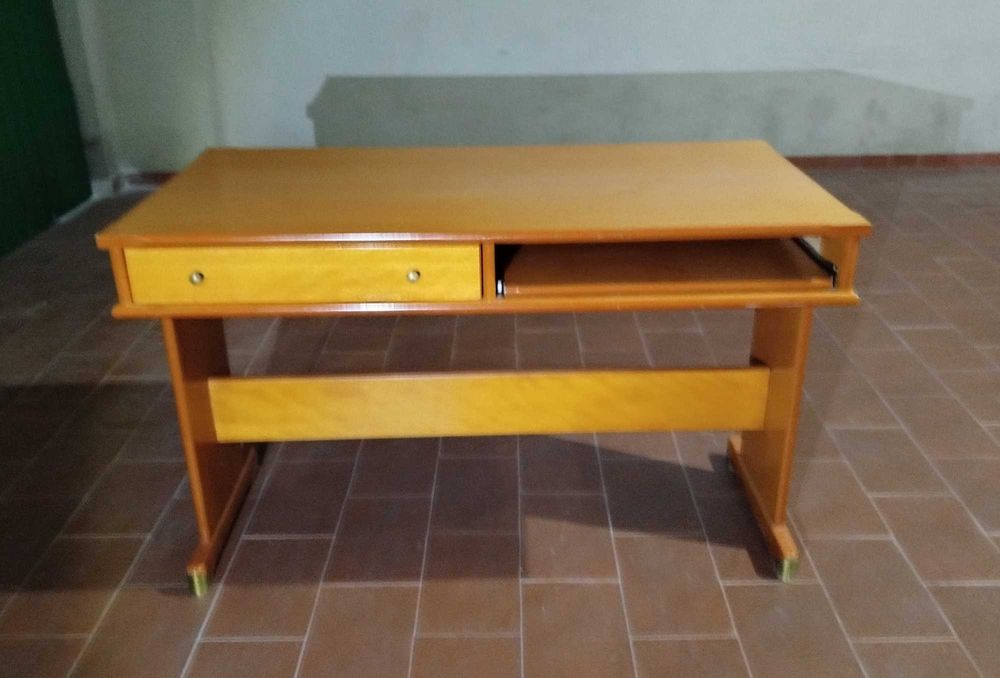 Secretária p/ quarto criança, sala, c/apoio de braço/teclado e Gaveta