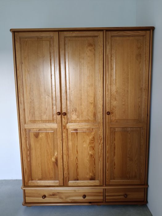 Szafa sosnowa z litego drewna lakierowana