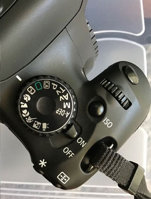 Canon- Corpo 550D e punho Canon, como Nova. Excelente estado.