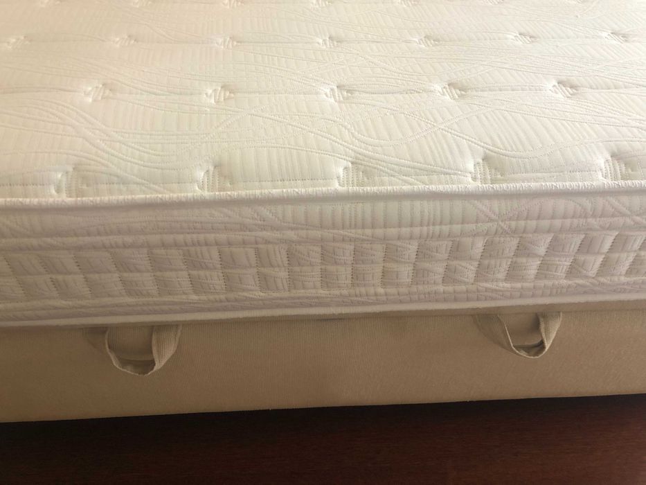 Cama de casal e colchão com arrumação