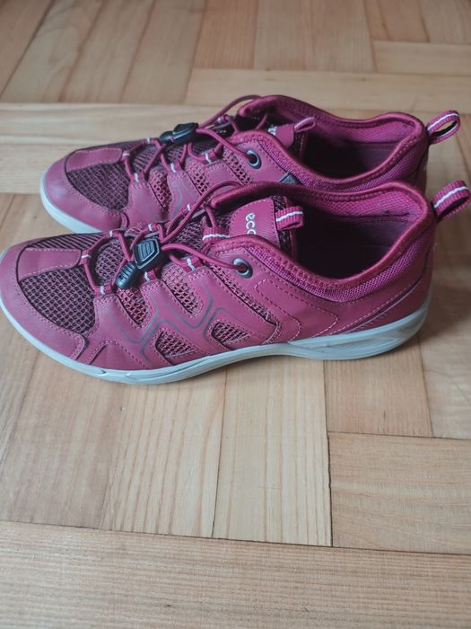 Ecco lekkie trekkingowe.