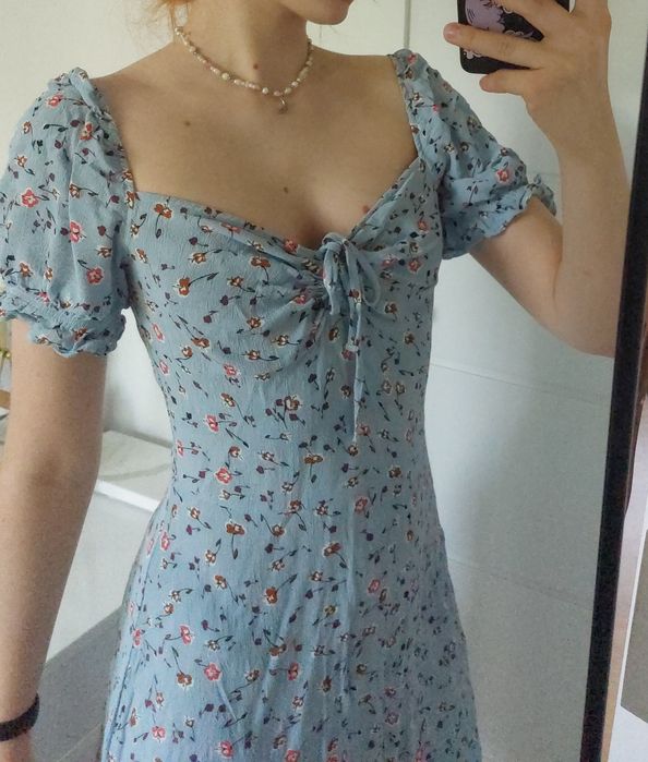 Sukienka z bufiastymi rękawami z dekoltem