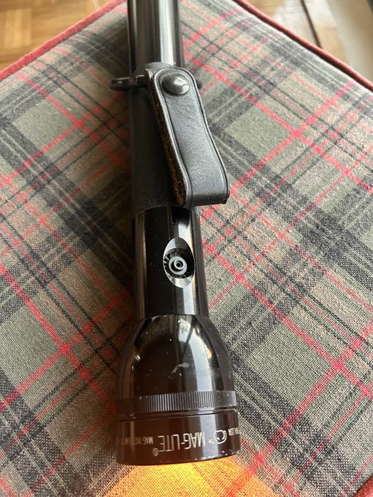 Lanterna maglight made usa a funcionar com pilhas com ‘’holder de cinto em pele