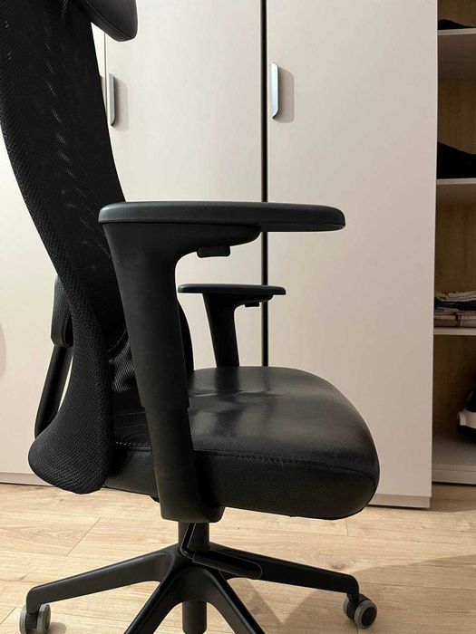 Krzesło biurowe z podłokietnikami Jarvfjallet od Ikea