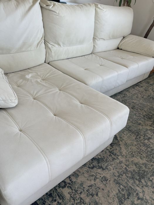 Sofá branco tecido tipo “pele”